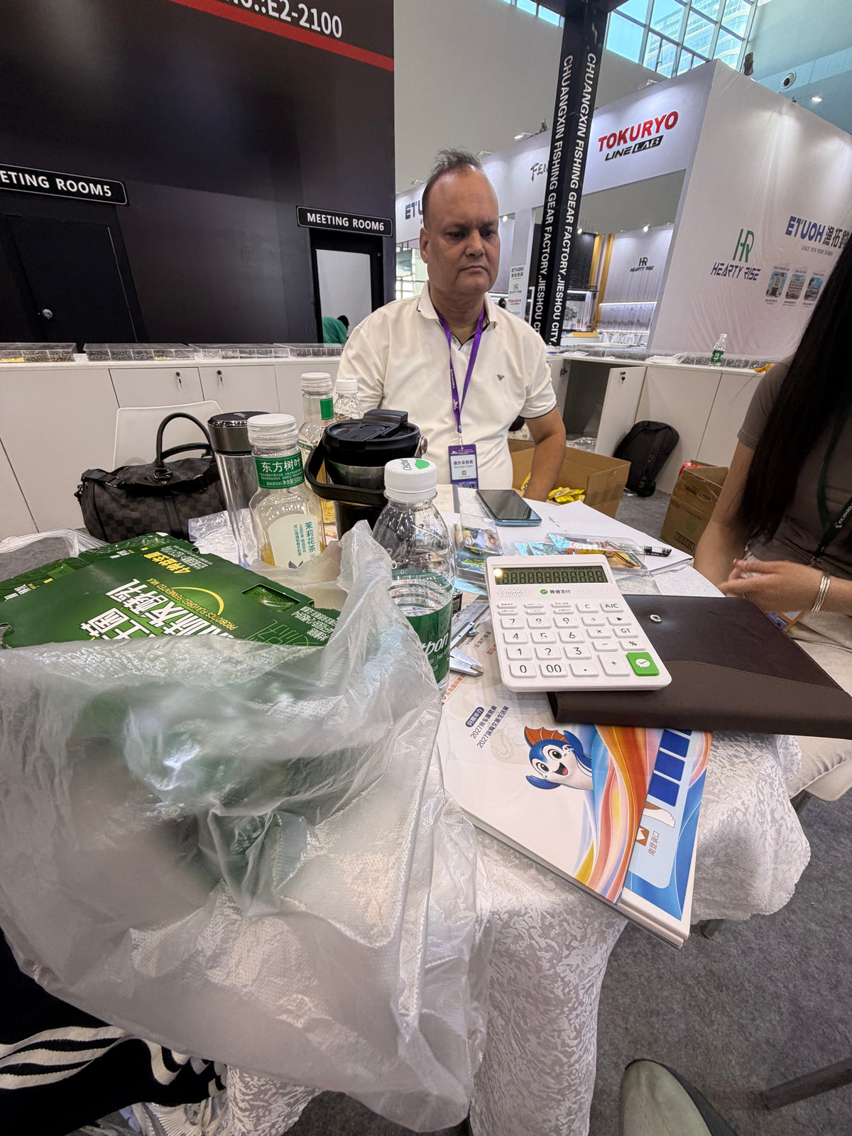 Customer meeting at the YBB exhibition table