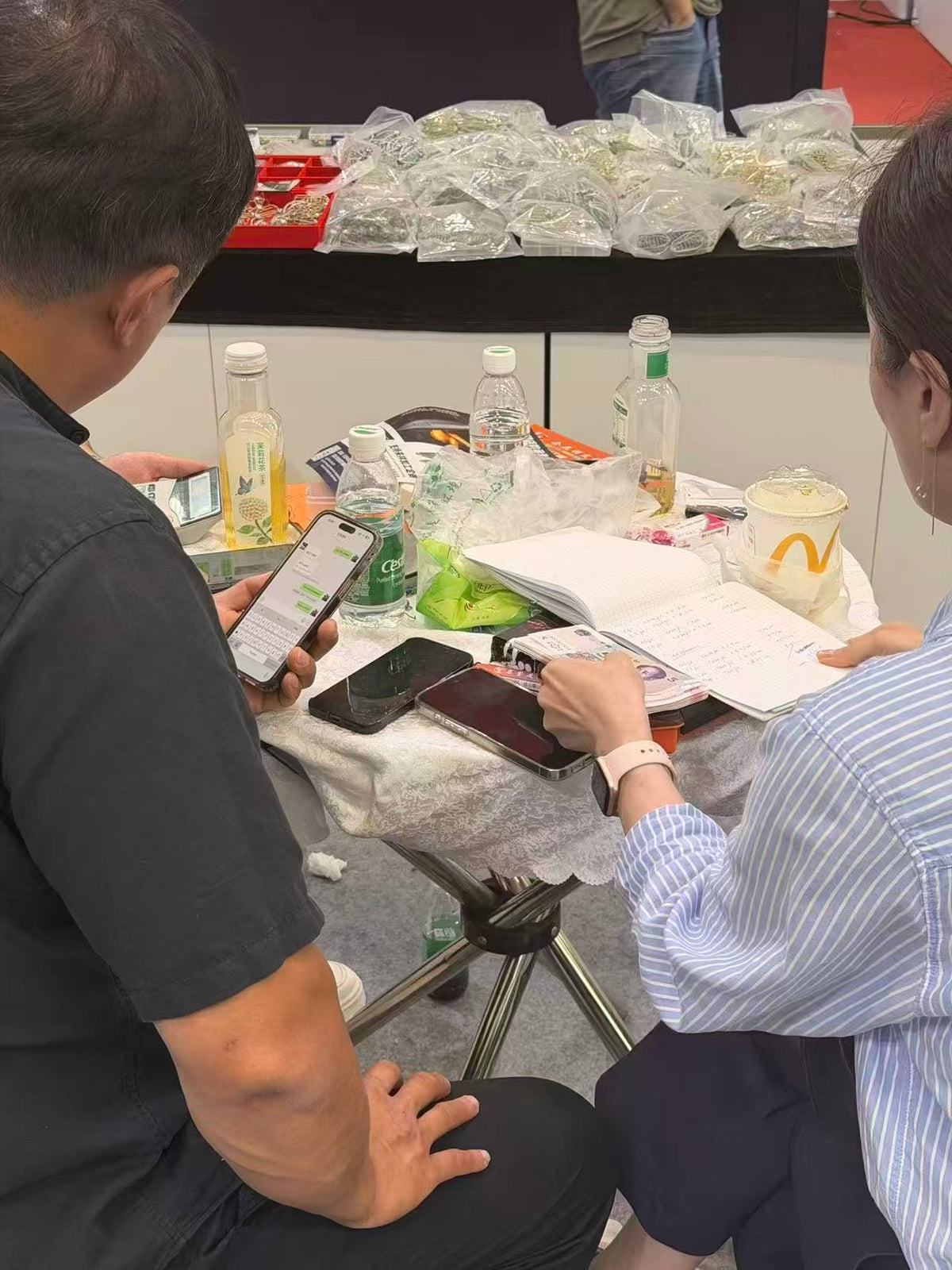 Customer order discussion at the YBB exhibition